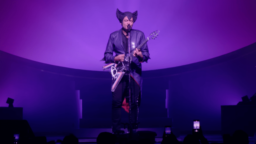 Guitare emblématique de la tournée de Matthieu Chedid (-M-) conçue sur-mesure par Toupet. Une création unique mêlant lutherie d’exception, design sculptural et identité musicale forte.