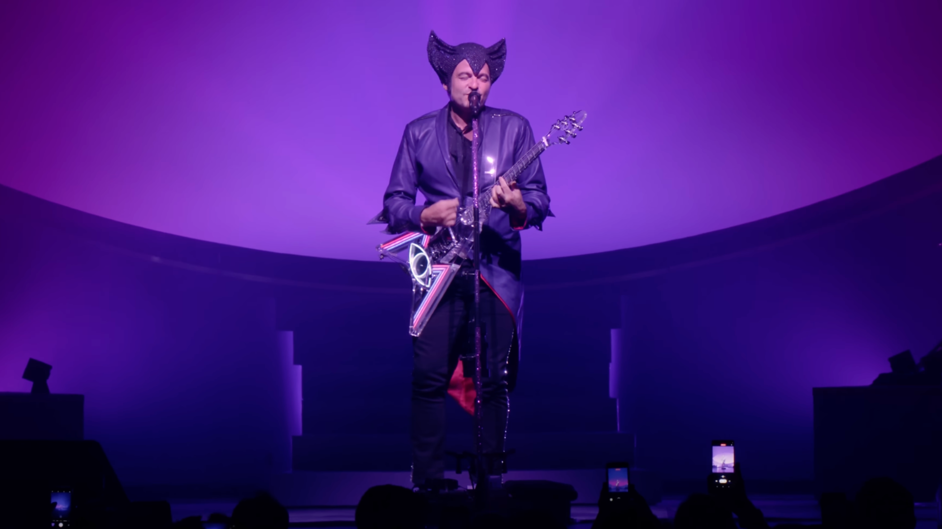 Guitare emblématique de la tournée de Matthieu Chedid (-M-) conçue sur-mesure par Toupet. Une création unique mêlant lutherie d’exception, design sculptural et identité musicale forte.