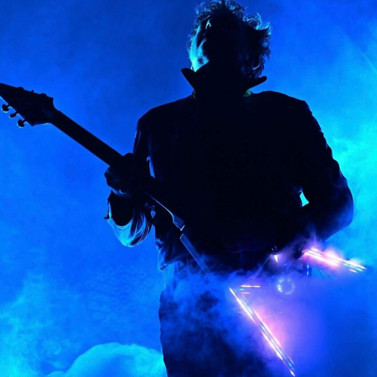 Détail du corps sculpté de la guitare de Matthieu Chedid – un instrument signature fusionnant bois précieux, gravures et finitions sur-mesure pour une présence scénique iconique.